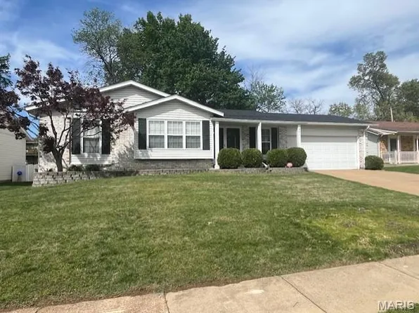 371 Novara Dr, Ballwin, MO 63021