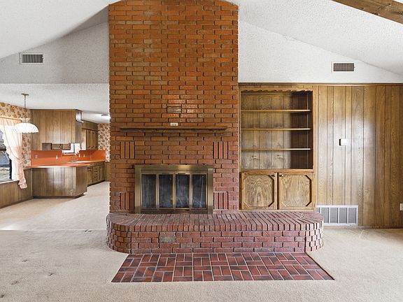 4th image of 207 Pine St