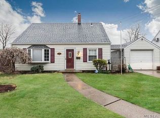 289 Raff Ave, Carle Place, NY 11514