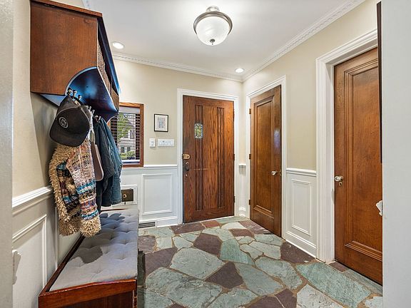 3rd image of 6243 N Sauganash Ave