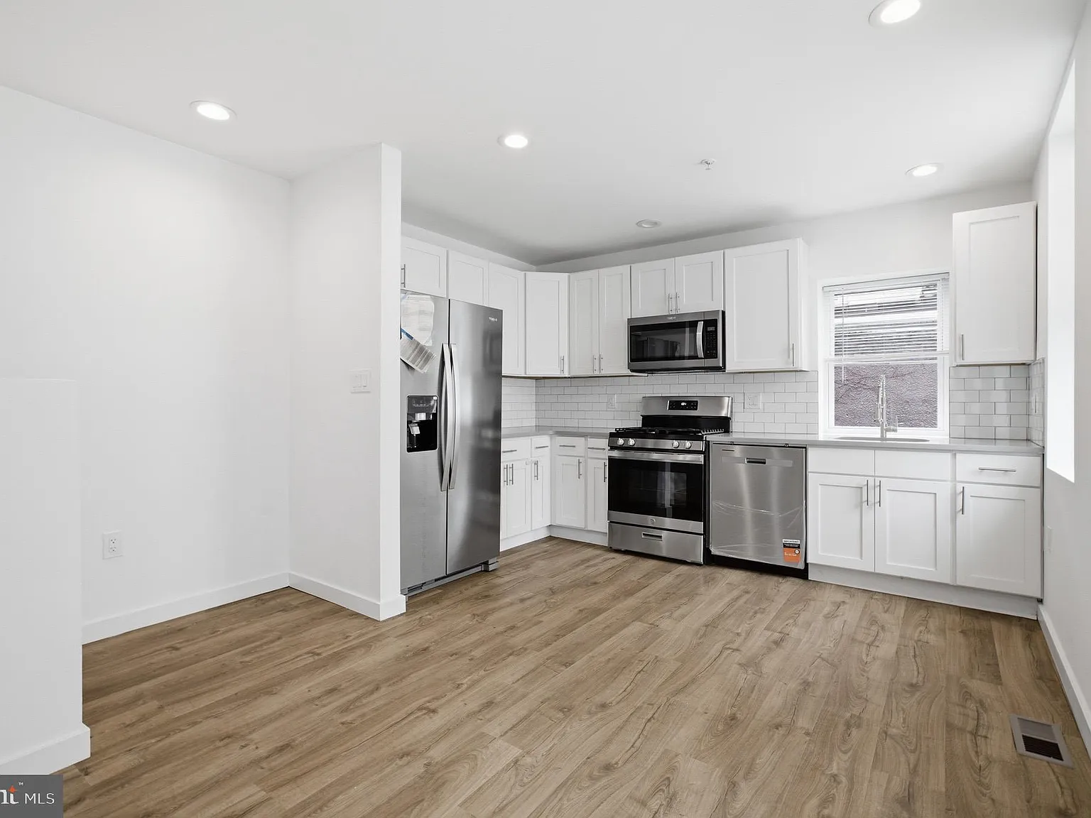 2 bed, 2.0 bath, 1000 sqft, $1,700 — Photo 2