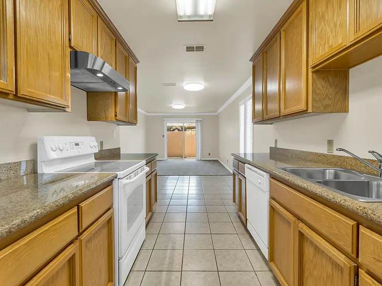 South Land Park Apartments — Photo 26