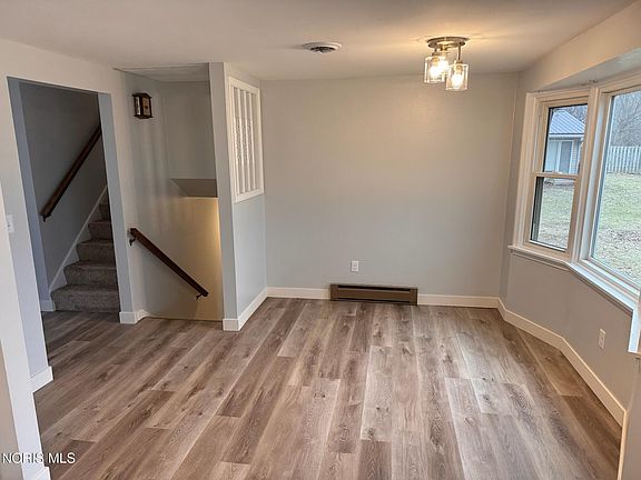 3rd image of 210 Lakeview Dr