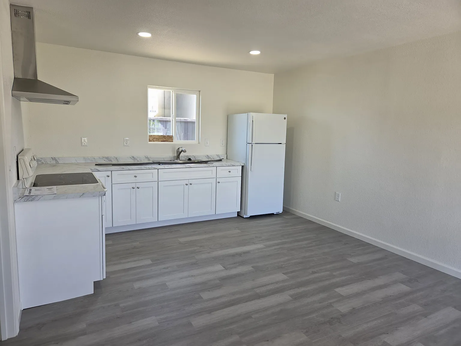 1 bed, 900 sqft, $1,300 — Photo 3