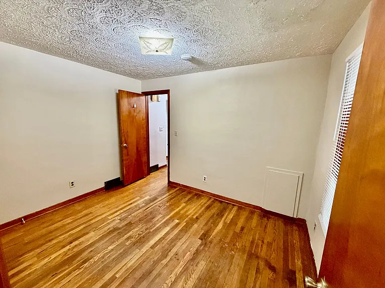 503 E Empire St — Photo 8