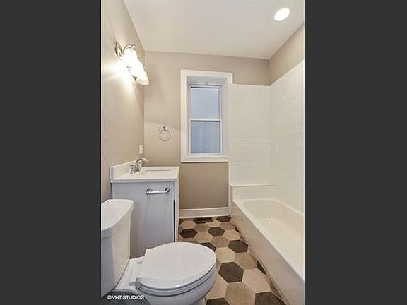 2nd image of 6449 N Greenview Ave #2