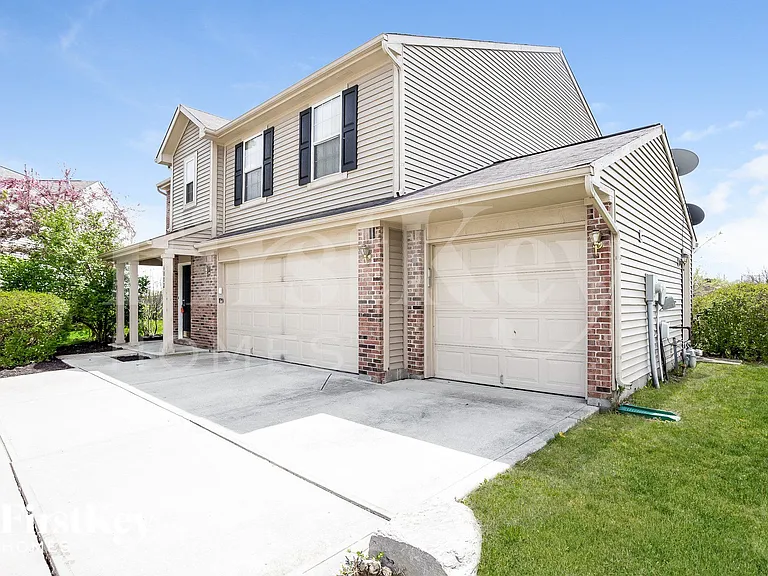 6802 N Denton Ct — Photo 2