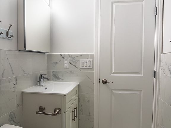 5th image of 38 Miriam St