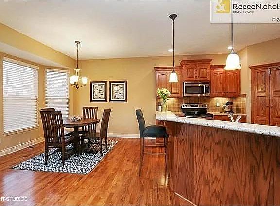 Breakfast room /long eating bar / kitchen