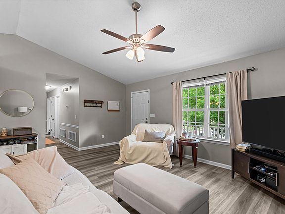 5th image of 245 Jessica Dr