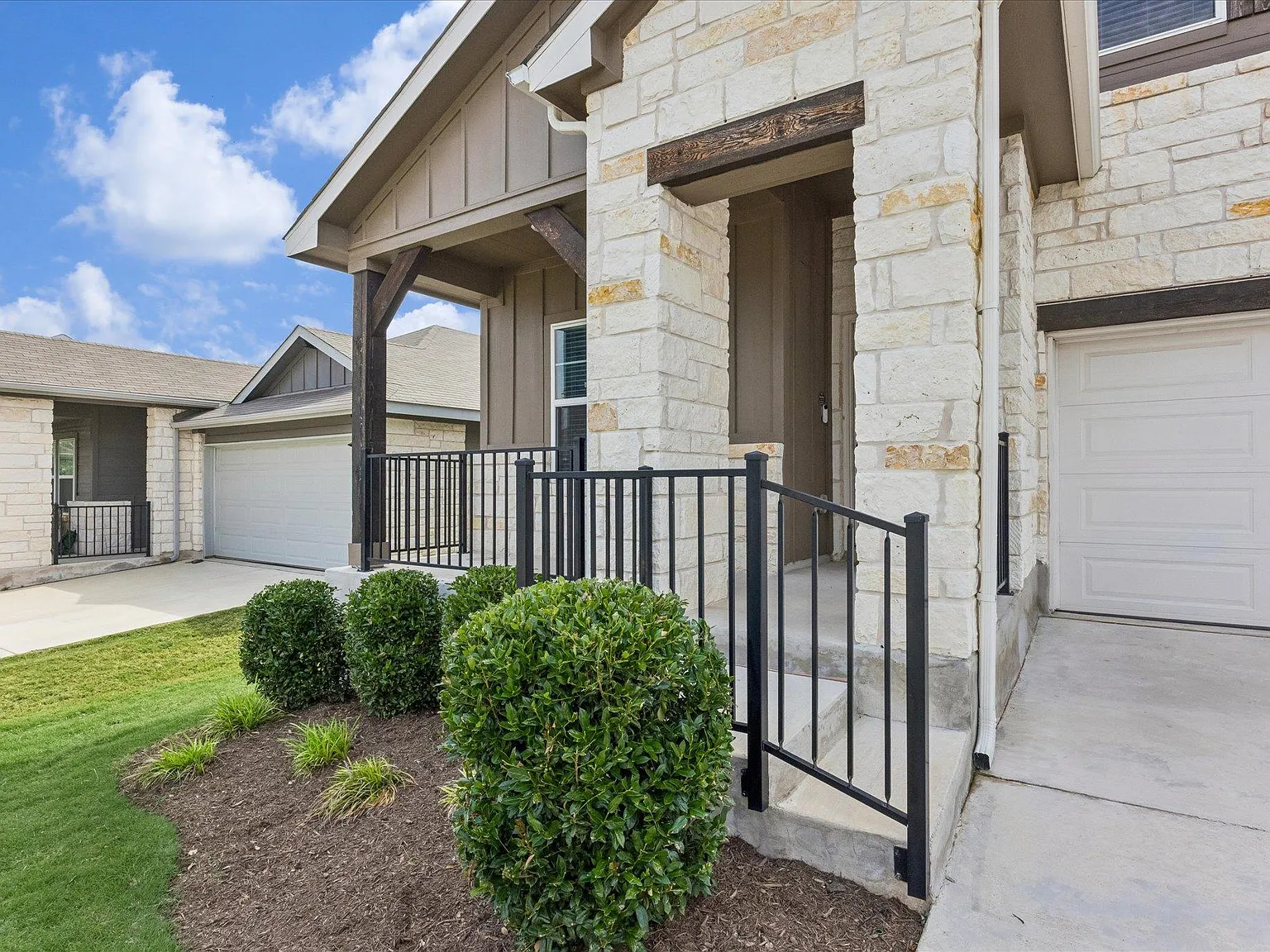 4 bed, 2.5 bath, 2588 sqft, $2,950 — Photo 2
