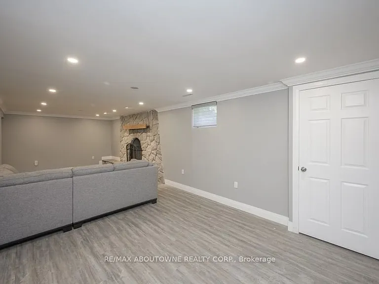 2444 Woburn Cres — Photo 8