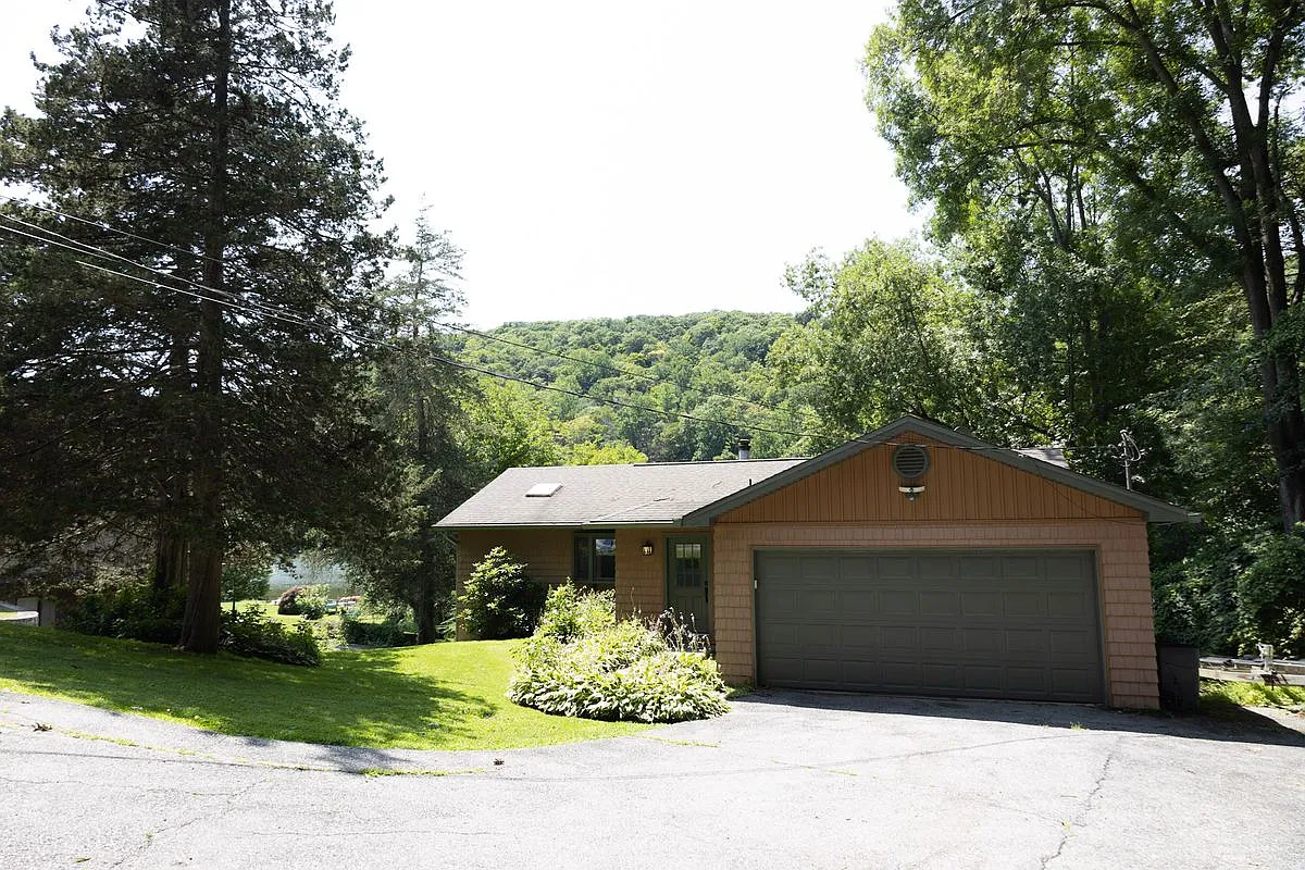 3 bed, 2.0 bath, 2247 sqft, $3,800 — Photo 2