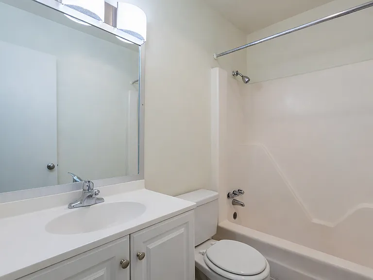 North Arch Village Apartments — Photo 36