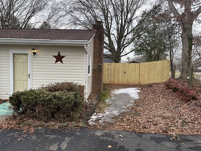924 Chalet Dr — Photo 22