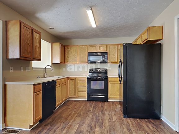 3rd image of 202 Wellington Ct