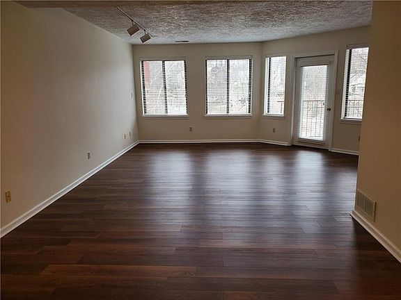 5th image of 301 Vista Dr APT 302