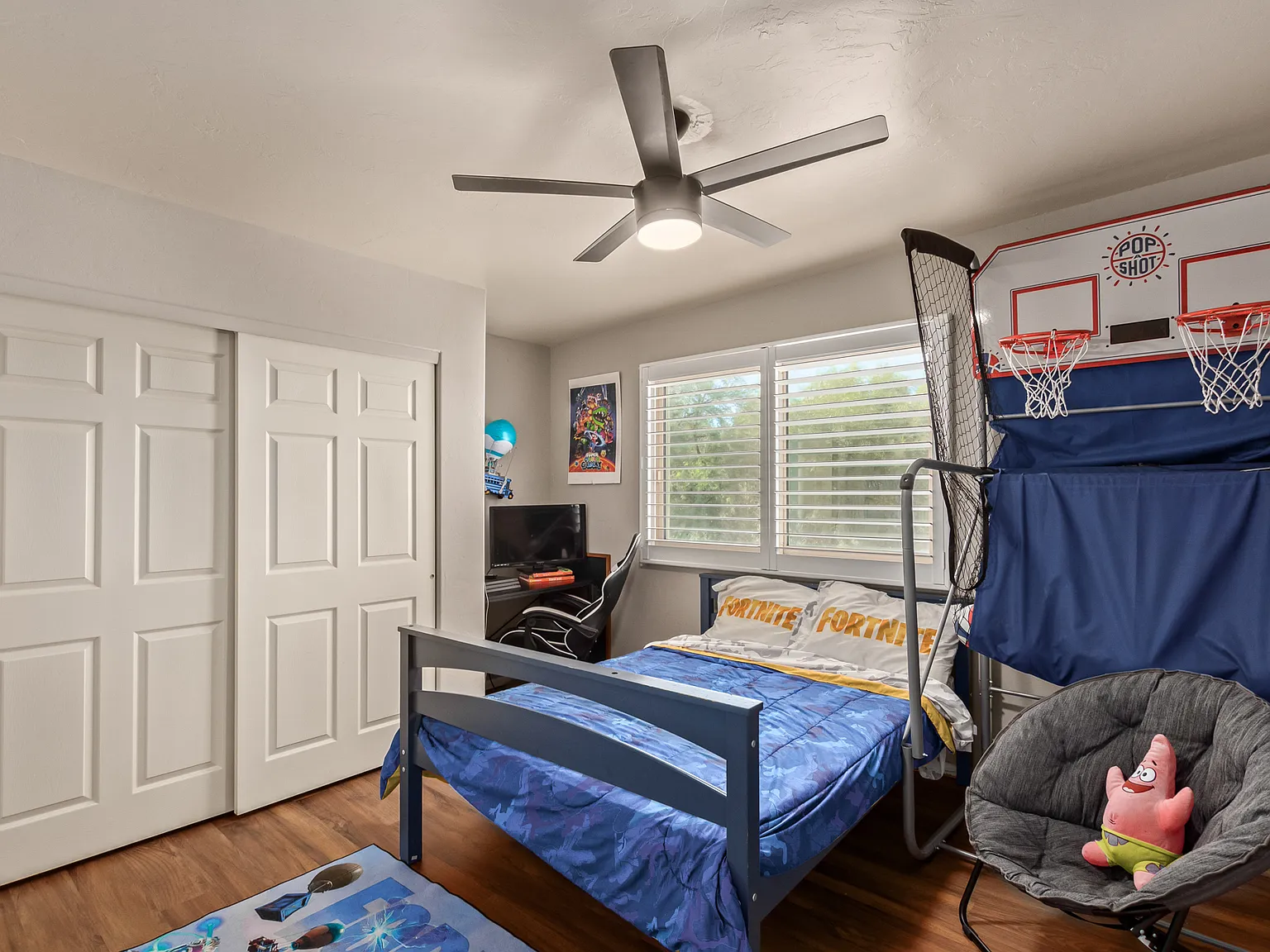 Views! Space! Move in ready! — Photo 3