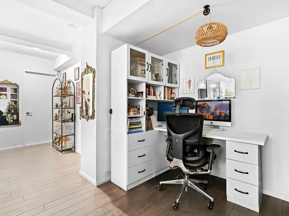 325 East 41st Street image 4 of 8