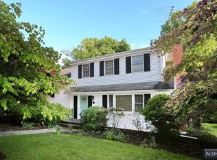 10 Dater Ln, Saddle River, NJ 07458