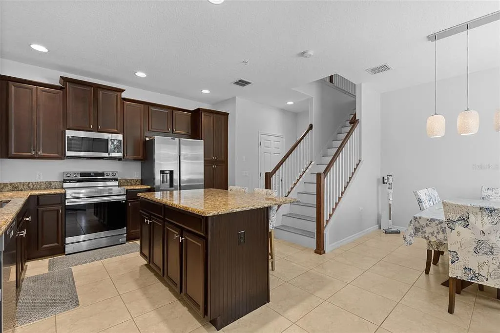 3 bed, 2.5 bath, 1731 sqft, $2,495 — Photo 2