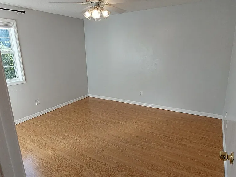Secondary bedroom.
