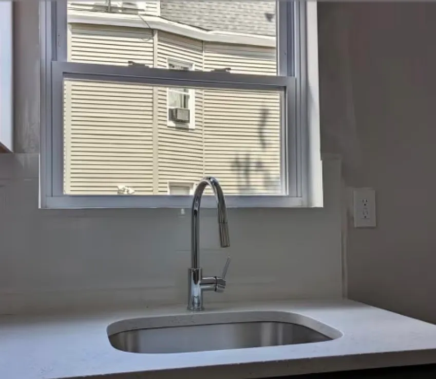 3 bed, 950 sqft, $2,400 — Photo 3