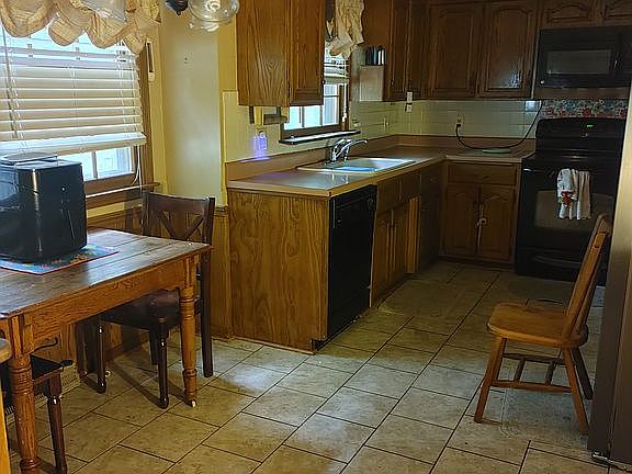 kitchen with breakfast nook