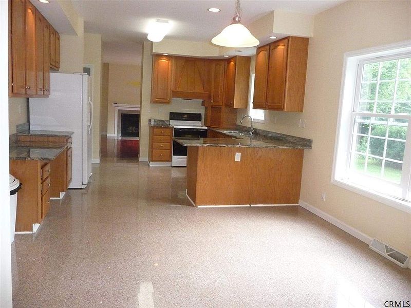 5th image of 113 GREENLEAF Drive