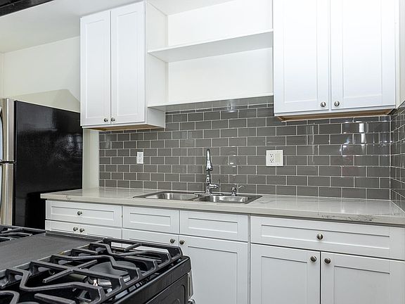 4th image of 2652 Queen St #3/4