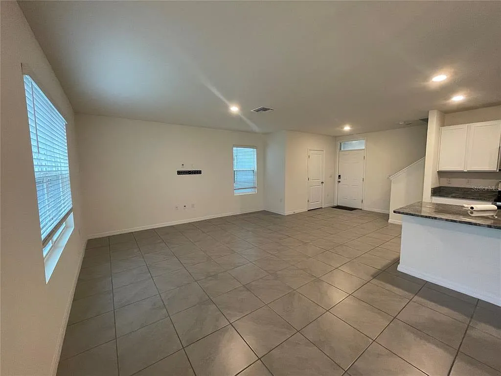 4 bed, 2.5 bath, 2007 sqft, $2,500 — Photo 2