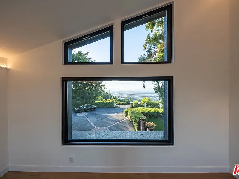 13302 Mulholland Dr — Photo 19