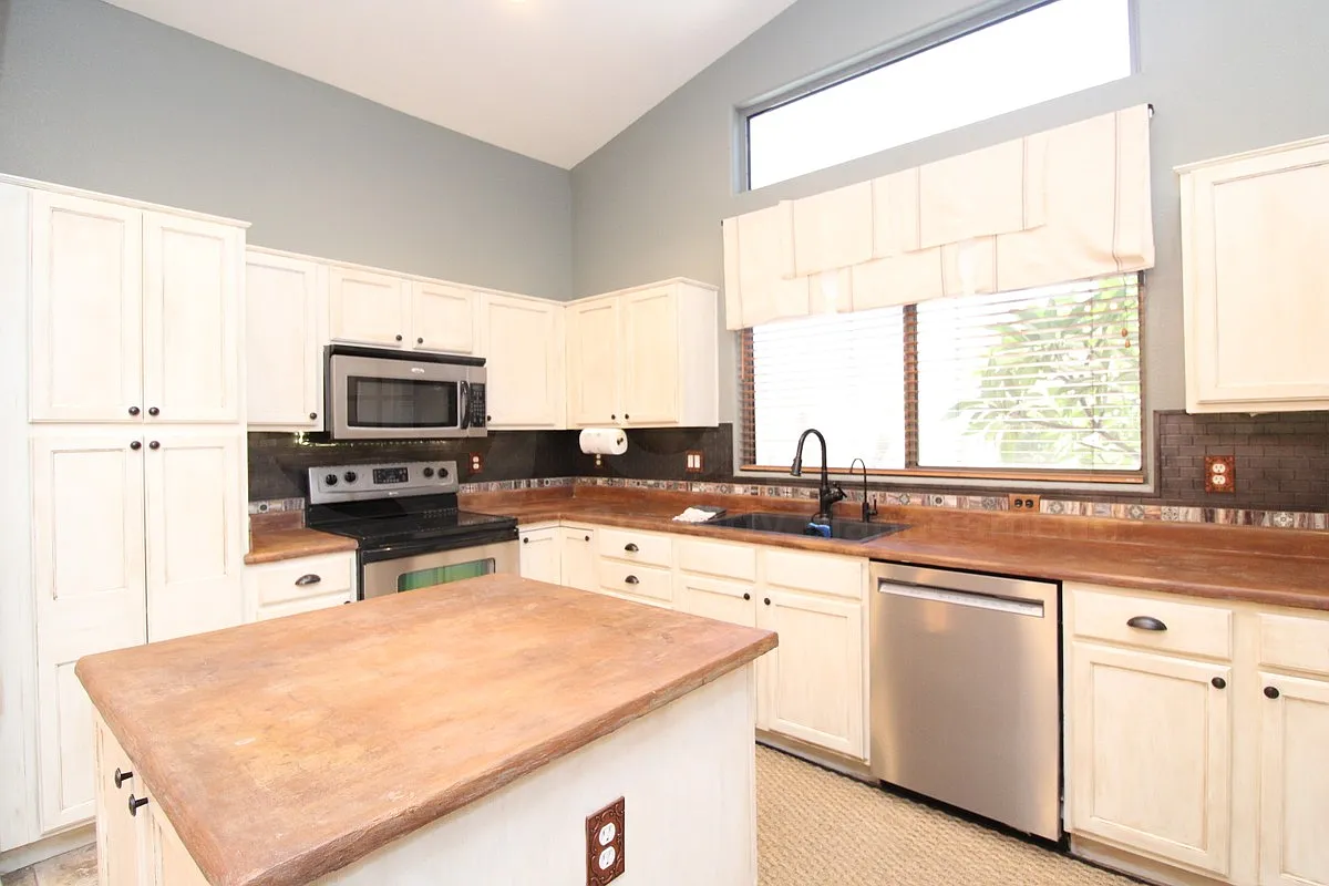 3 bed, 2.0 bath, 1595 sqft, $2,450 — Photo 3