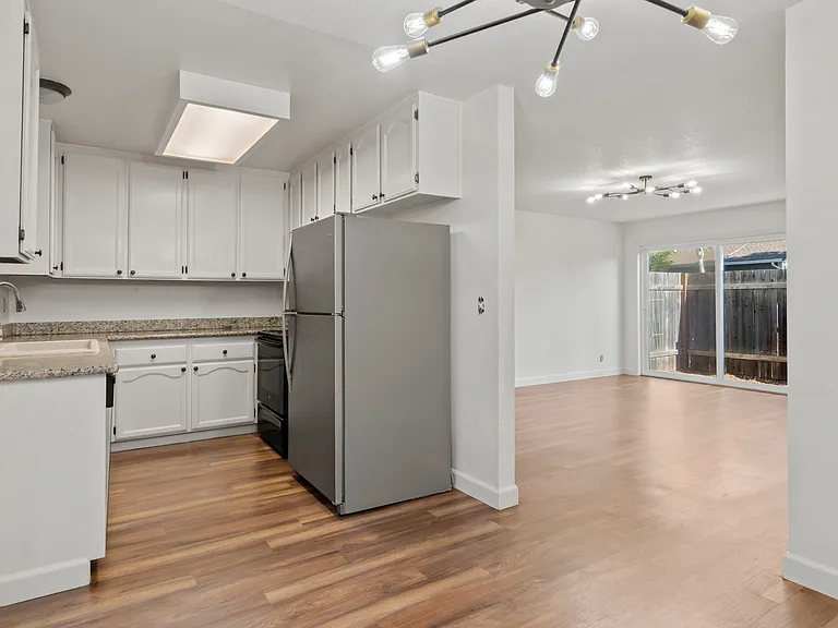 448 Lilac Ct — Photo 14
