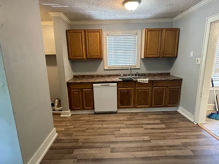 127 E Olive St — Photo 4