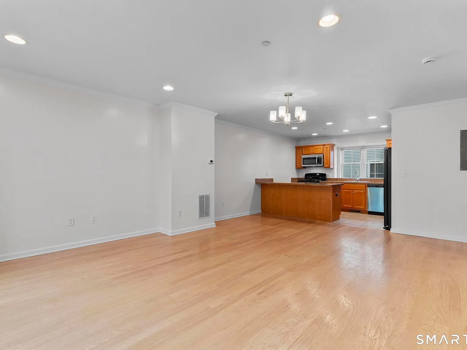 3 bed, 2.5 bath, 1719 sqft, $3,795 — Photo 3