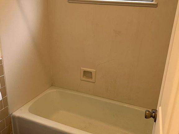 4th image of 911 Alvarado Dr SE APT 2