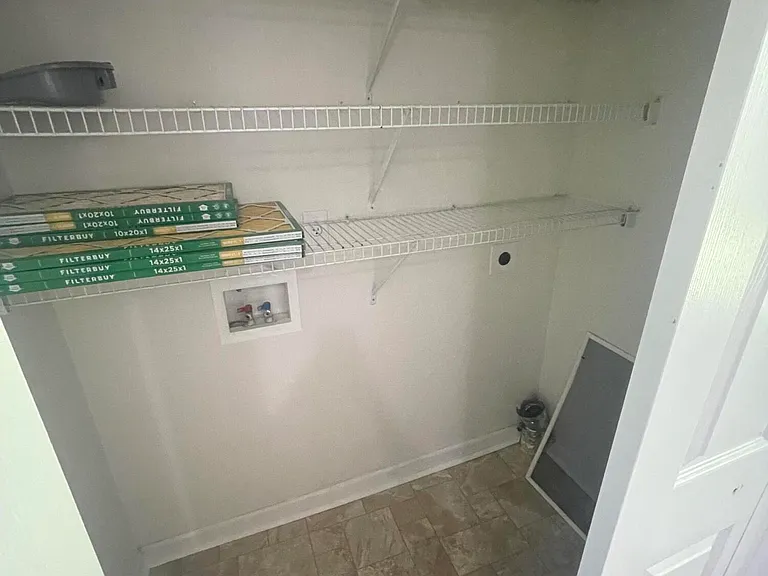 300 Pinegrove Ct — Photo 9