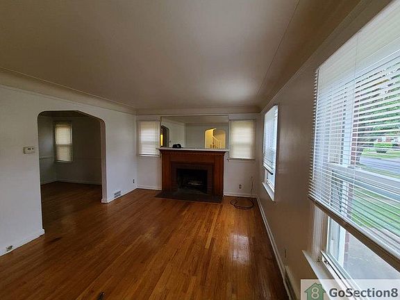 5th image of 15329 Saint Marys St