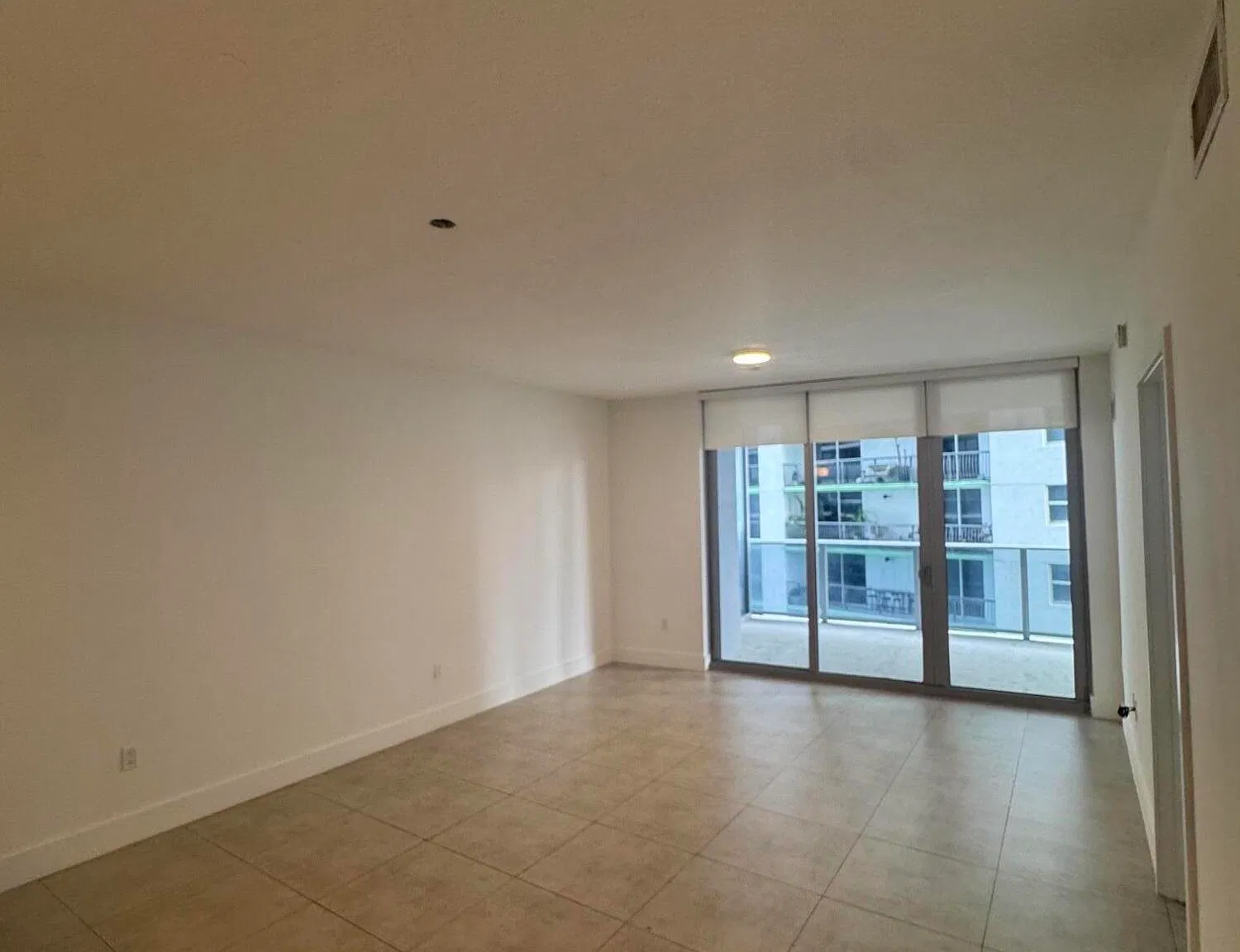 2 bed, 2.0 bath, 1038 sqft, $4,100 — Photo 3