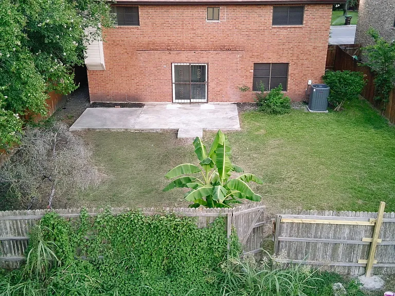 8011 Sunshine Trail Dr — Photo 2