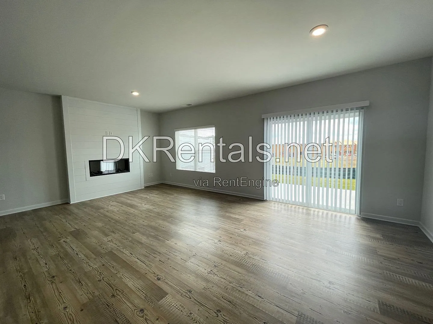 3 bed, 2.5 bath, 1843 sqft, $1,990 — Photo 2