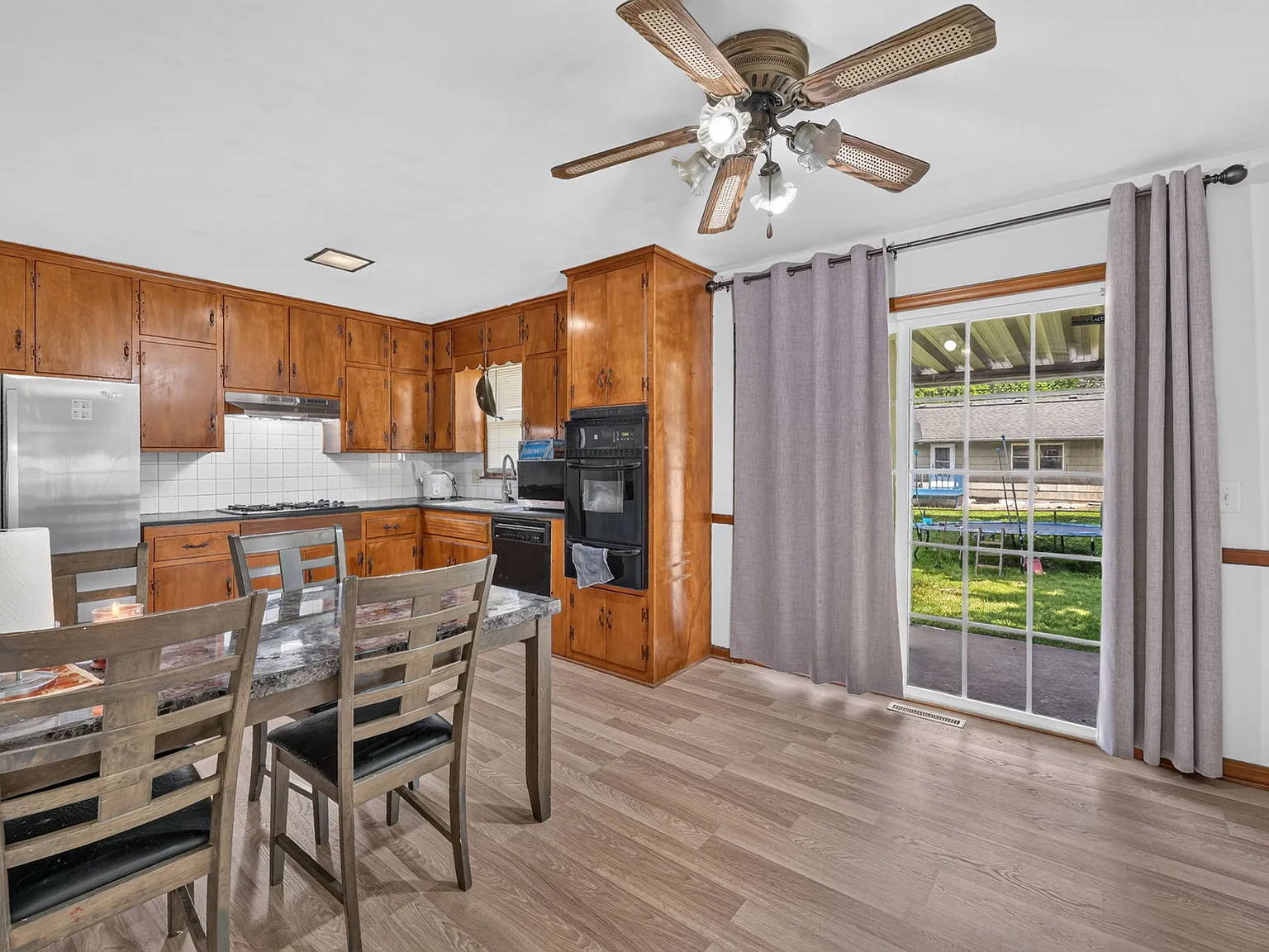 3 bed, 1.5 bath, 1420 sqft, $2,000 — Photo 3