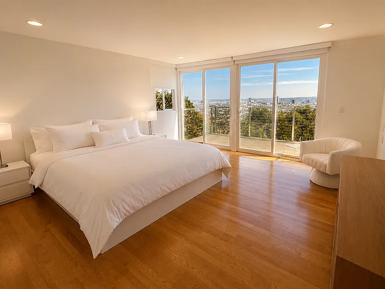 8376 Hollywood Blvd — Photo 34