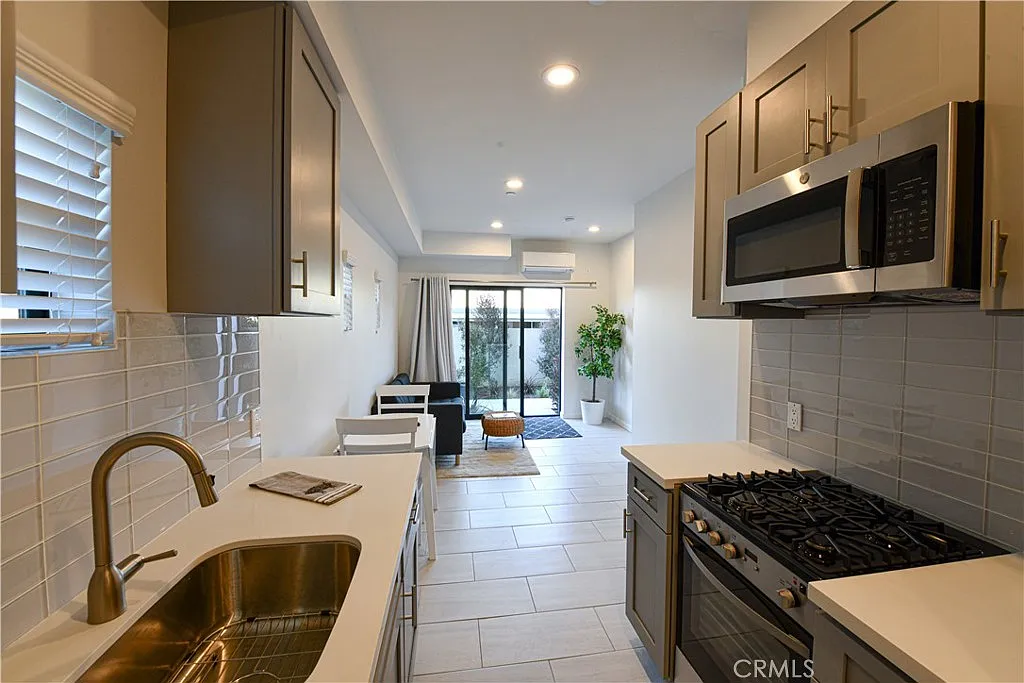 Studio, 250 sqft, $1,450 — Photo 2