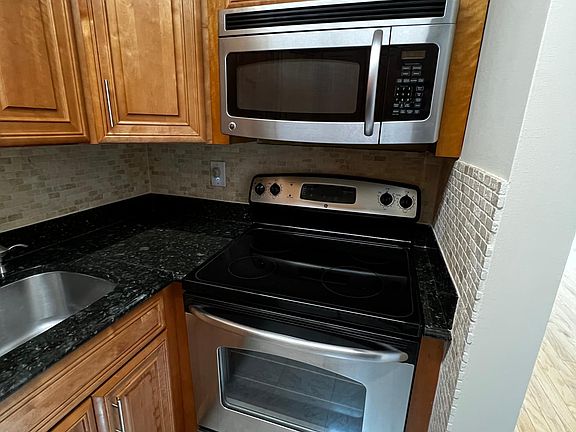 5th image of 205 Mineola Blvd