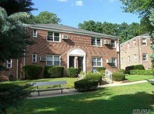 22425 Kingsbury Ave, Oakland Gardens, NY 11364