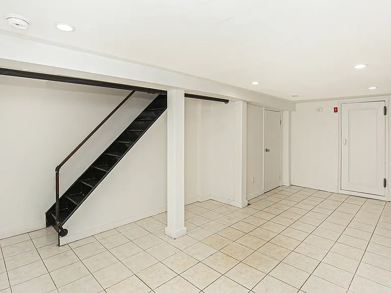 221 Howard Ave #1R — Photo 15