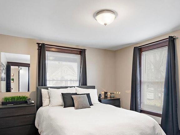 3rd image of 217 22nd Ave NE #1