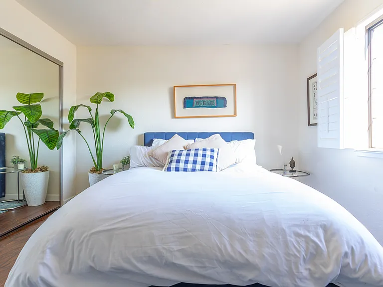 Full size bed